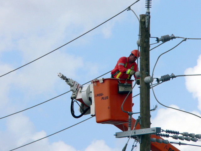 3 Construção e manutenção de rede de distribuição de energia elétrica energizada  e  desenergizada.